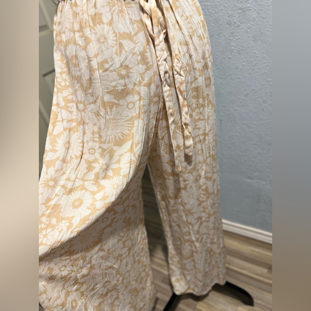 American Eagle Outfitters Cream Floral jumpsuit - Picture 5 of 9